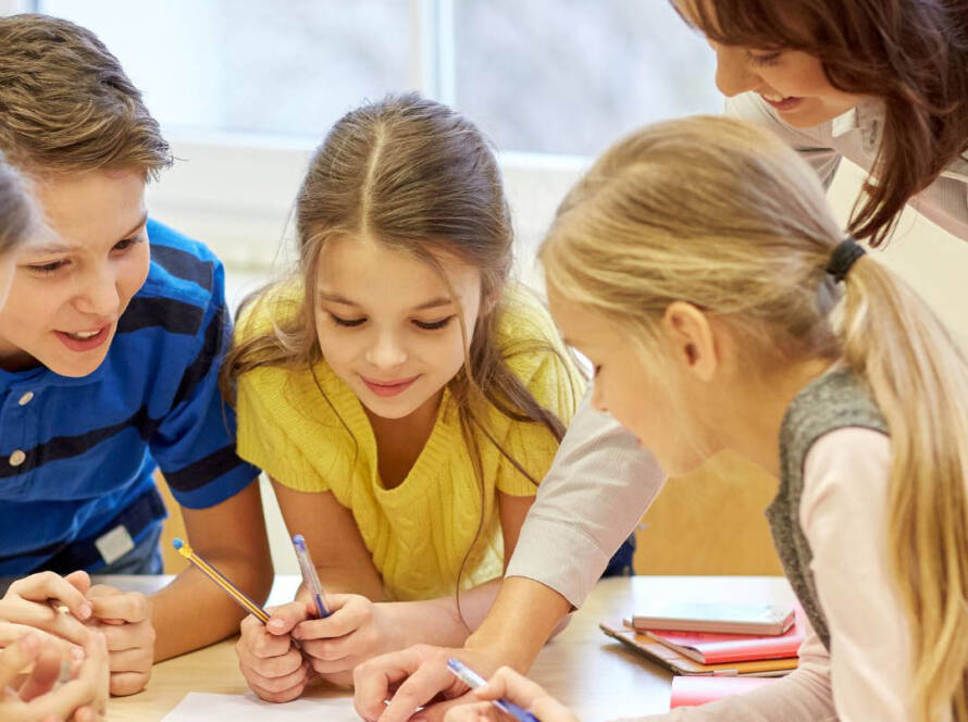 L’educatore professionale socio-pedagogico contribuisce alla progettazione e alla realizzazione di percorsi che rispondono a bisogni educativi e sociali, valorizzando le risorse delle persone e le opportunità offerte dai loro contesti di vita.